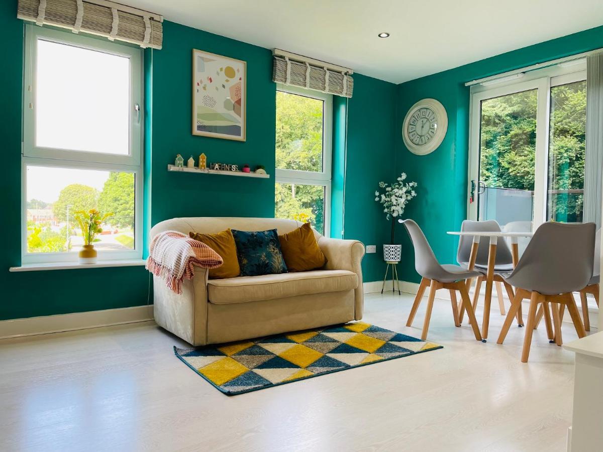 Vila Cheerful 2-Bed Townhouse In Wakefield With Parking Exteriér fotografie